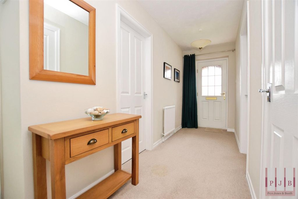 Property photo 2 of 20 Hallway.Jpg