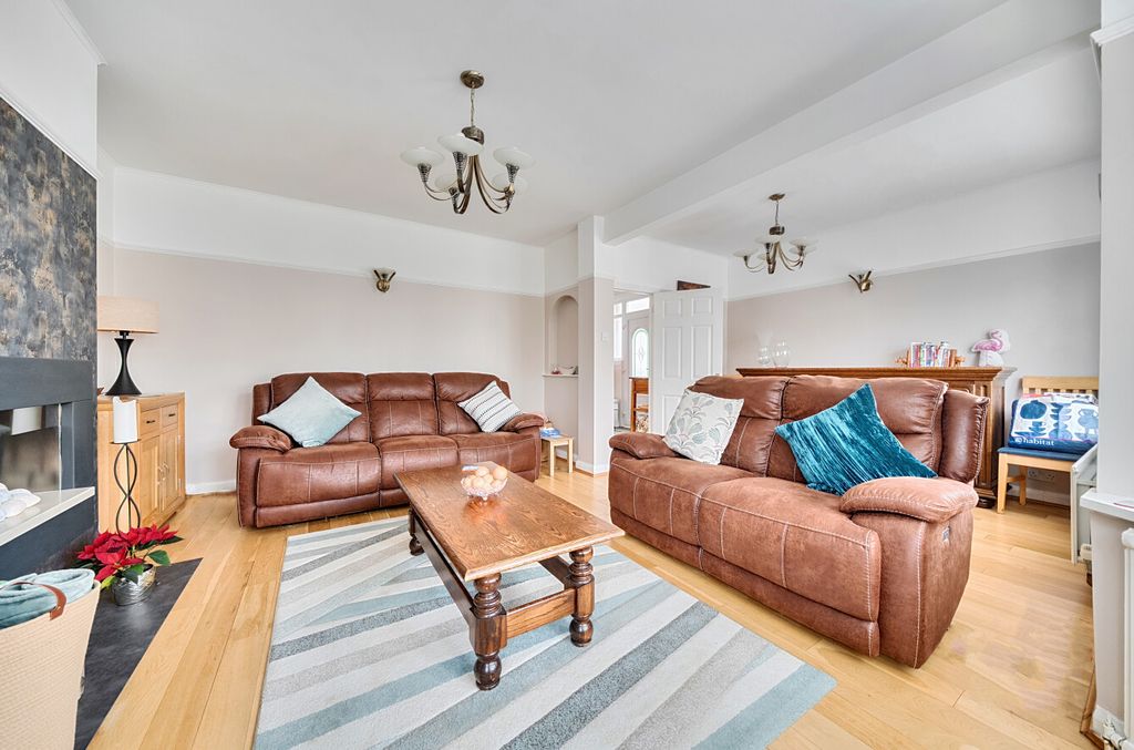 Property photo 3 of 14 Lounge3