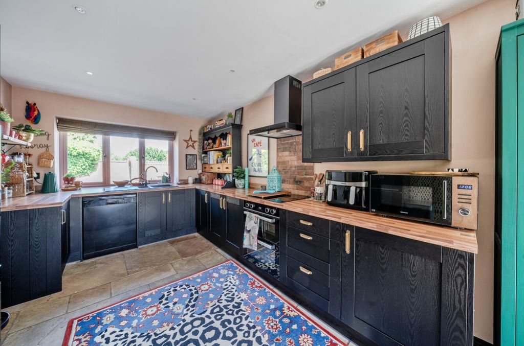 Property photo 3 of 30 1467144-10-6A15A75E146Ec