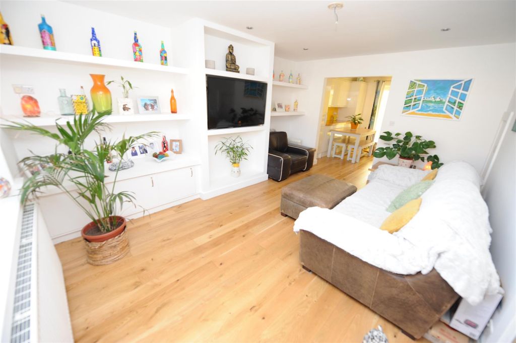 Property photo 2 of 20