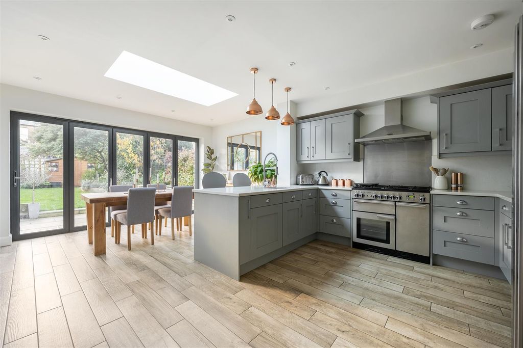 Property photo 2 of 29 Stanley Road, E18