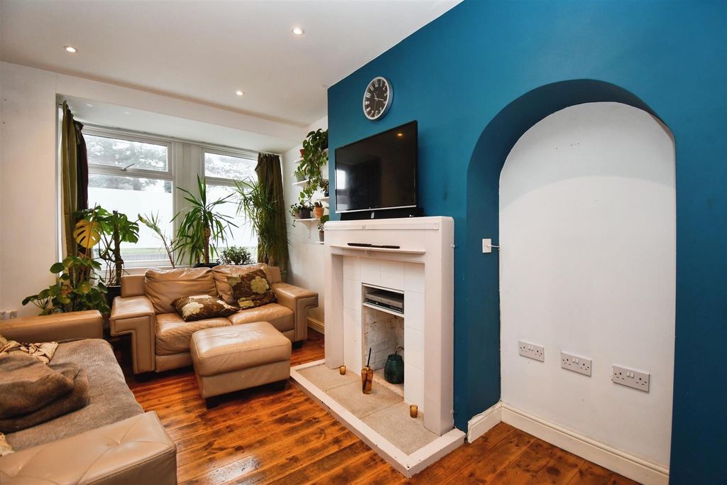 Property photo 2 of 13 Lounge