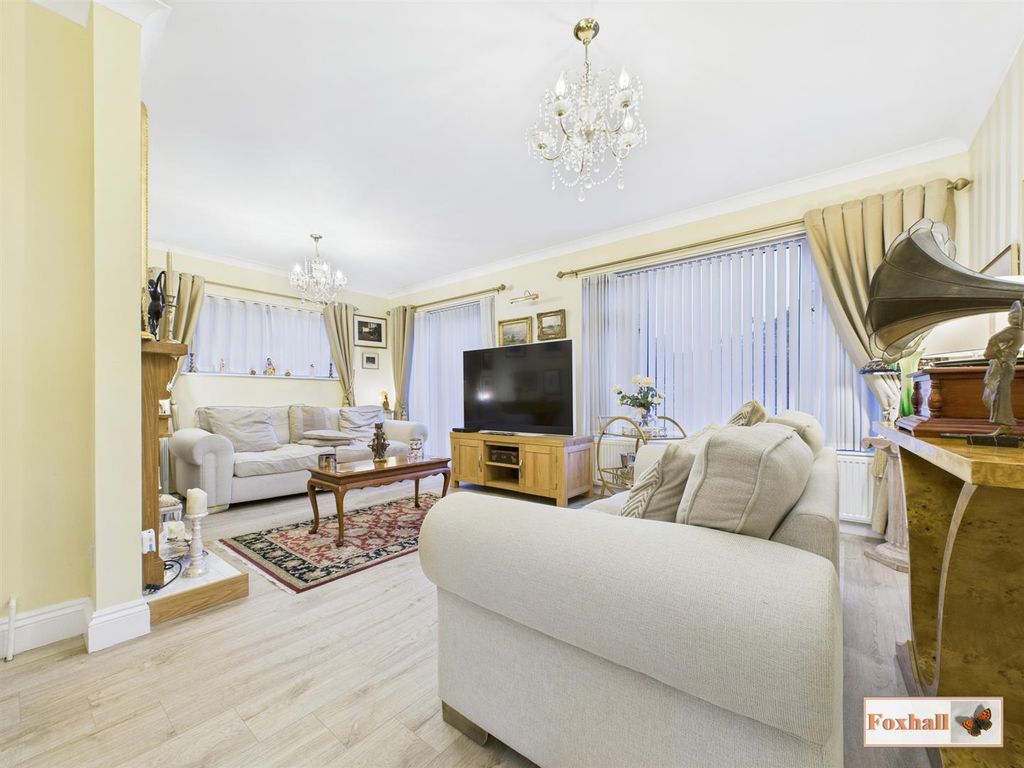 Property photo 2 of 28 Lounge