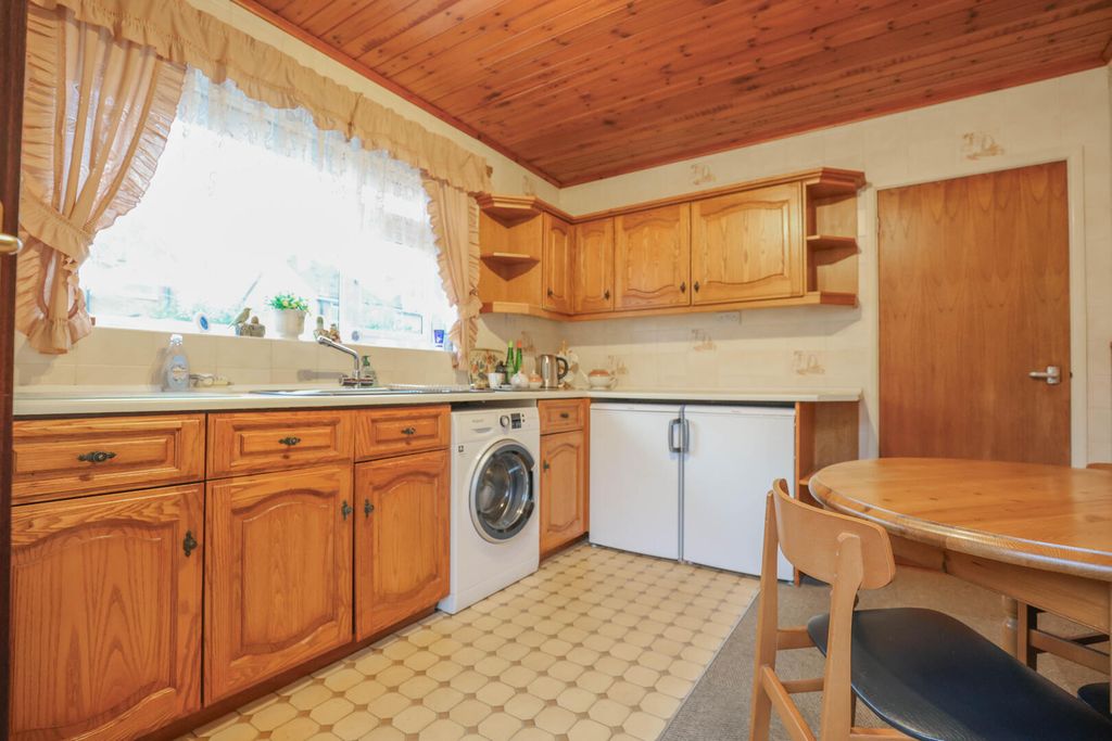 Property photo 3 of 17 Kitchen
