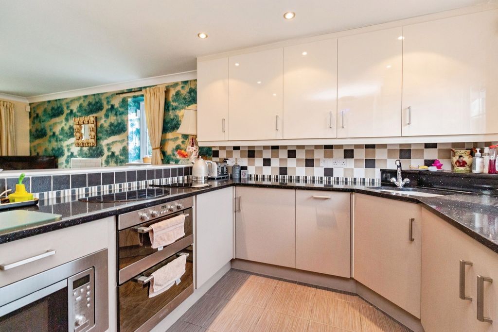 Property photo 2 of 12 Kitchen