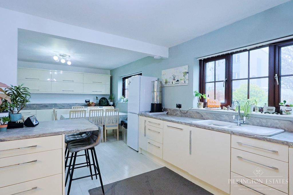 Property photo 2 of 22 4737683