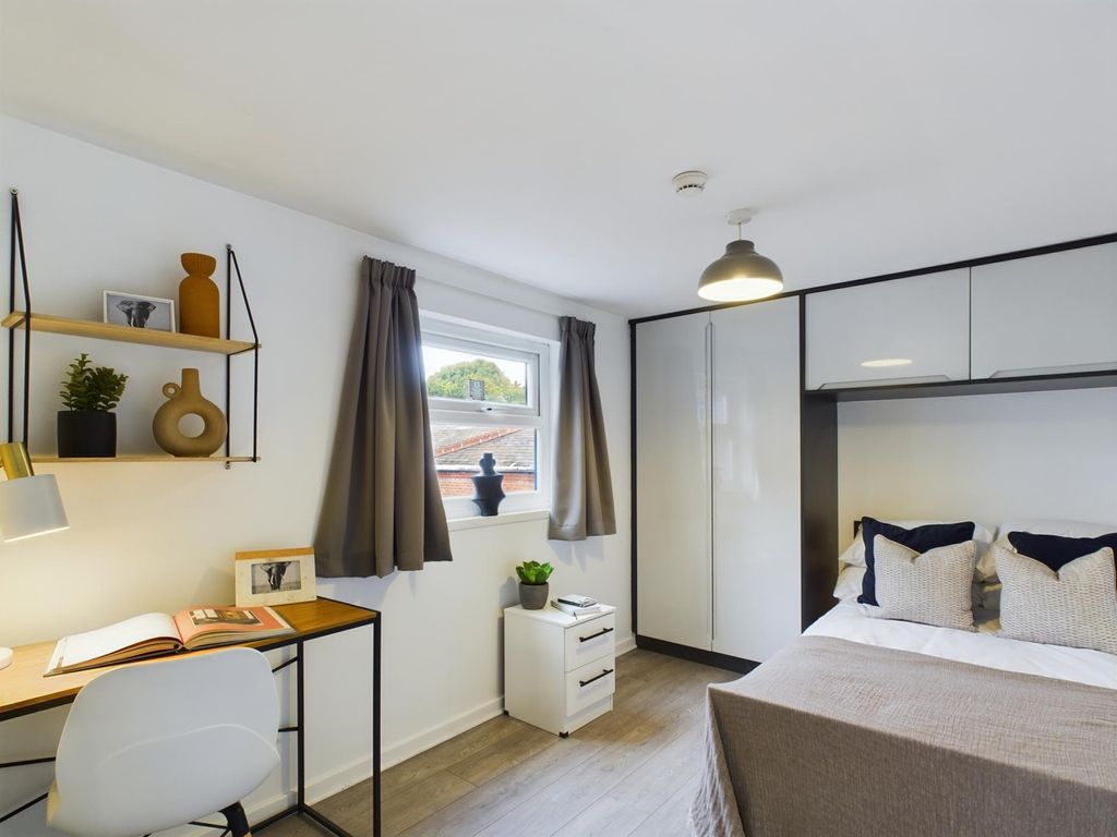 Property photo 3 of 16 A Bright And Modern Double Bedroom Featuring A Wor...