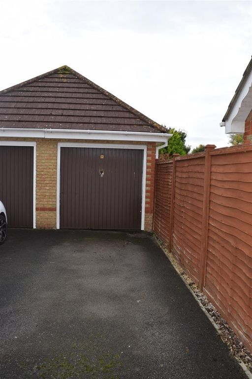 Property photo 2 of 18 Garage & Space