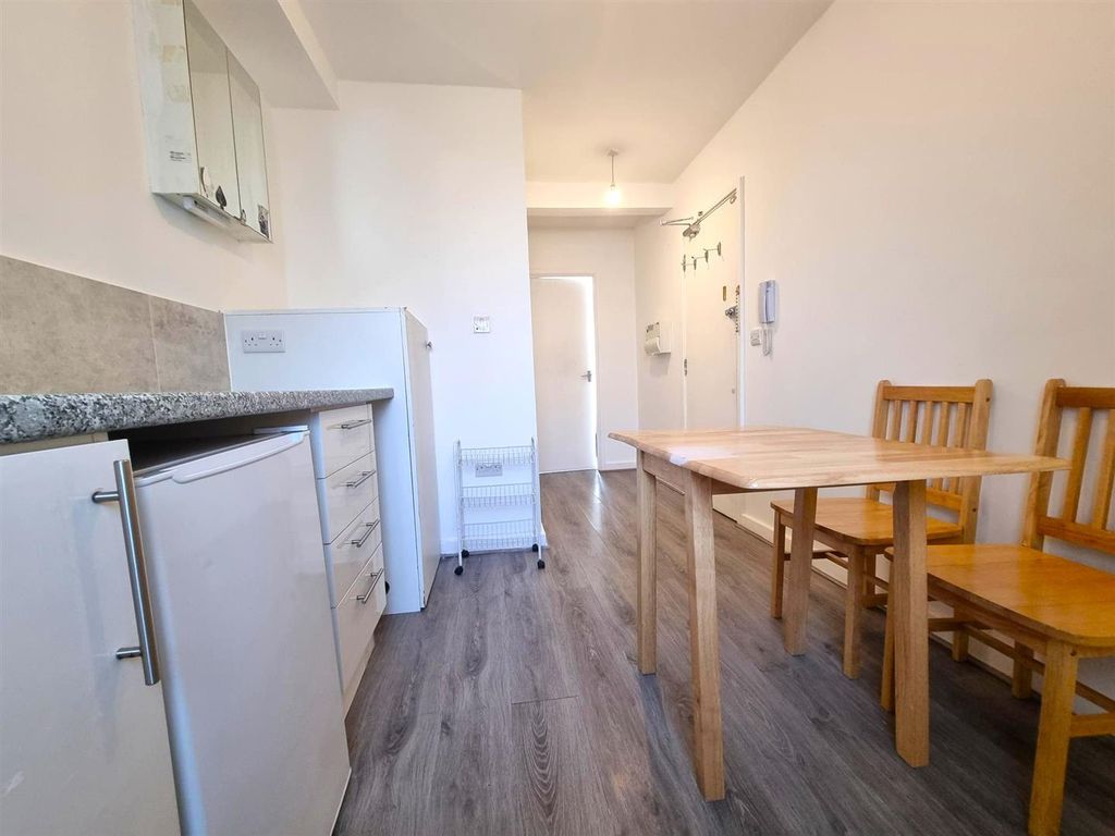 Property photo 1 of 6 Kitchenette