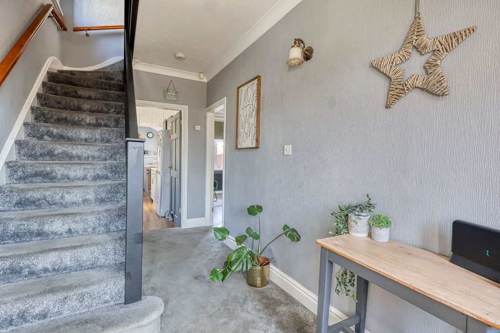 Property photo 2 of 19 Entrance Hall