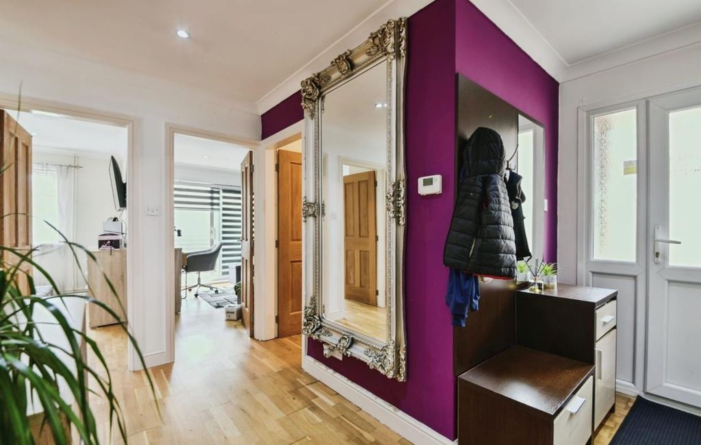 Property photo 2 of 7 Entrance Hall