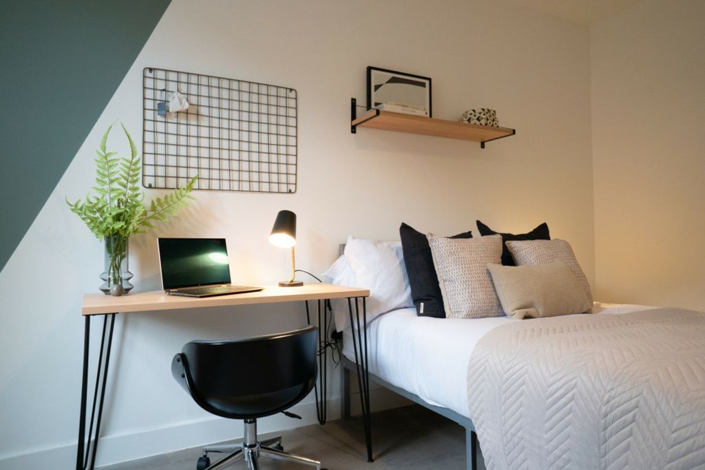 Property photo 2 of 6 A Stylish And Inviting Double Bedroom Equipped Wit...