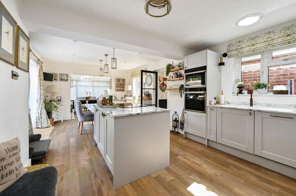Property photo 3 of 15 83 Yeovil Road (4)