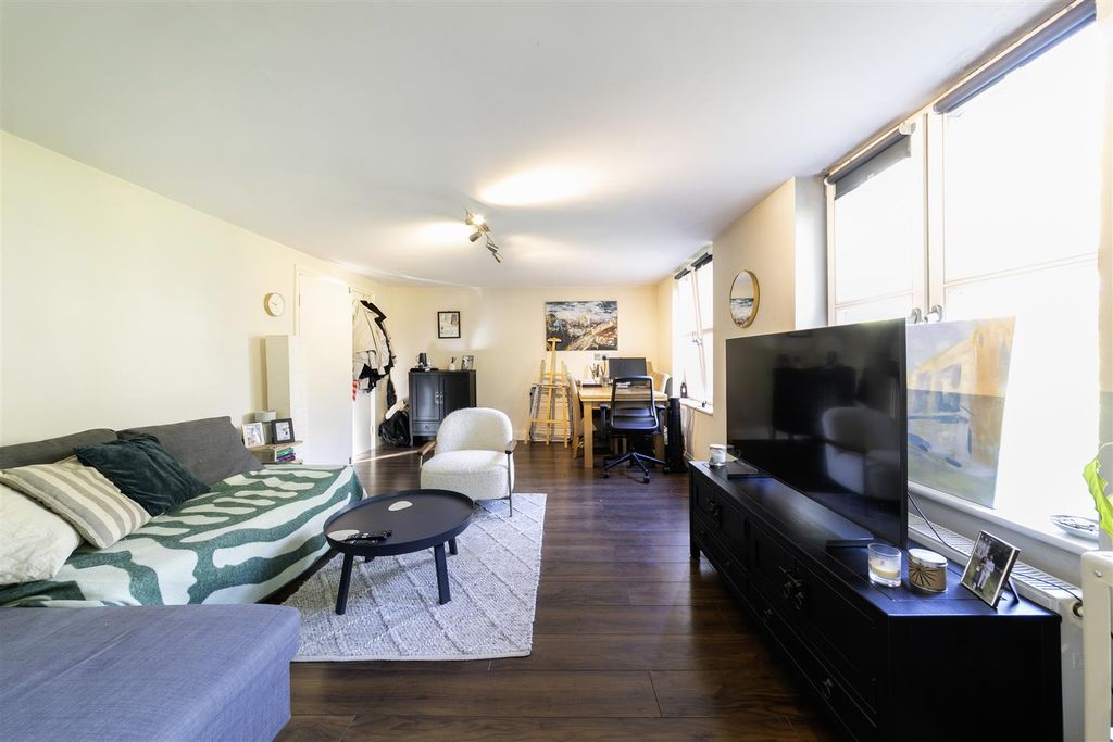 Property photo 3 of 12 F8, 19 Crescent Road -11.Jpg
