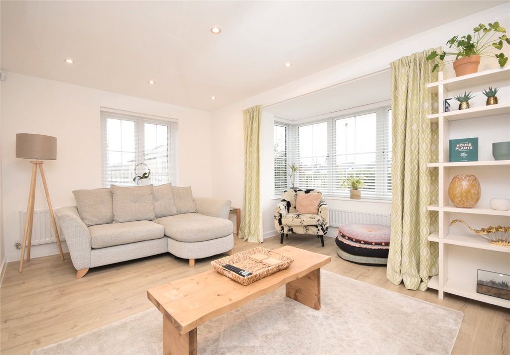 Property photo 3 of 21 Living Room