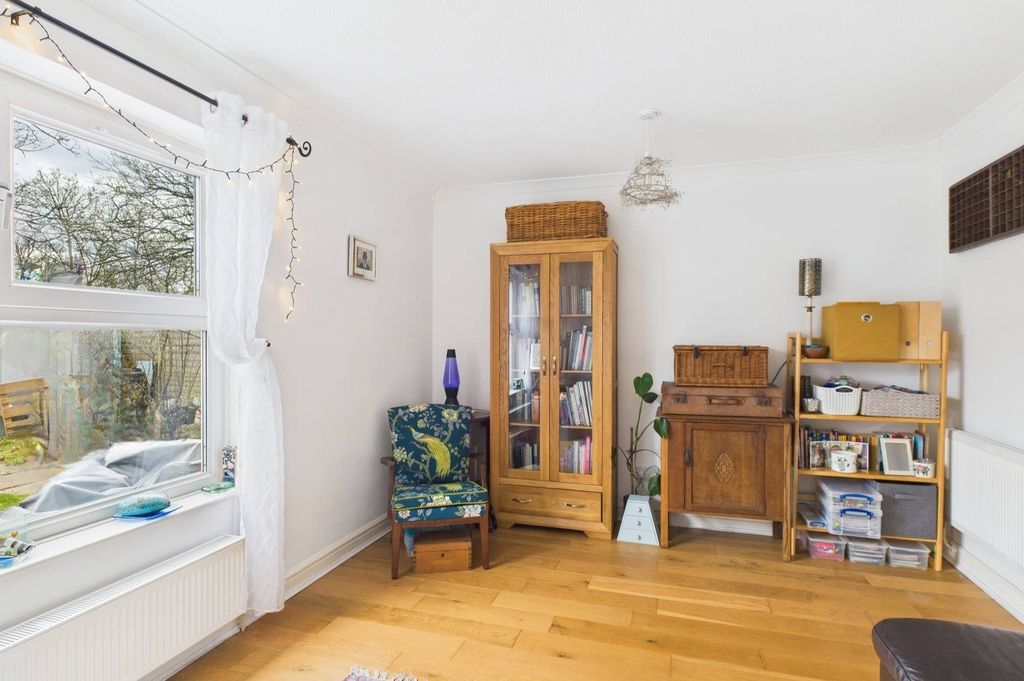 Property photo 3 of 11 Cam02519G0-Pr0235-Still003