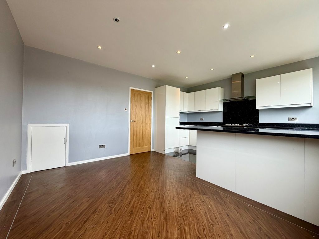 Property photo 3 of 17 Kitchen/Dining Room