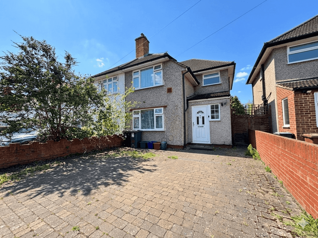 Property photo 1 of 11 4 Bed Semi-Detached House To Rent Summerhouse Avenue, Hounslow Tw5