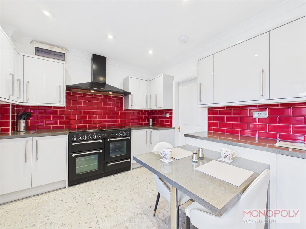 Property photo 3 of 49 Cam04439G0-Pr0262-Still038.Jpg