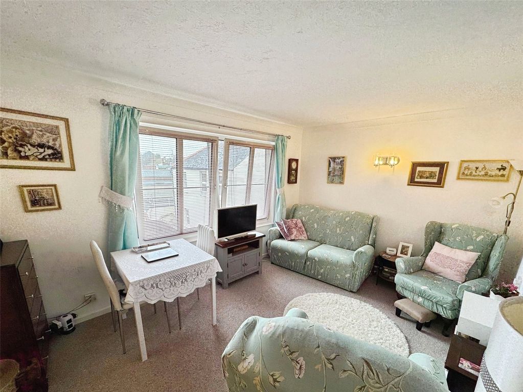 Property photo 2 of 11 Lounge
