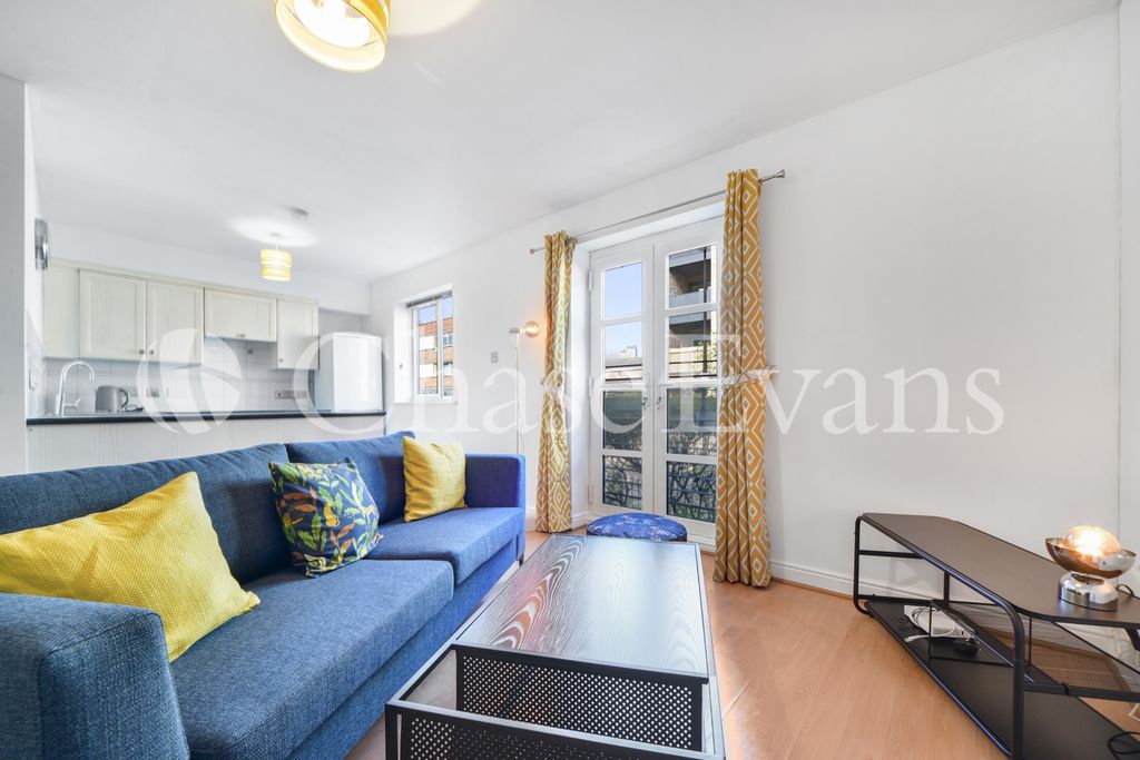 Property photo 3 of 18 Langbourne Place, Ca