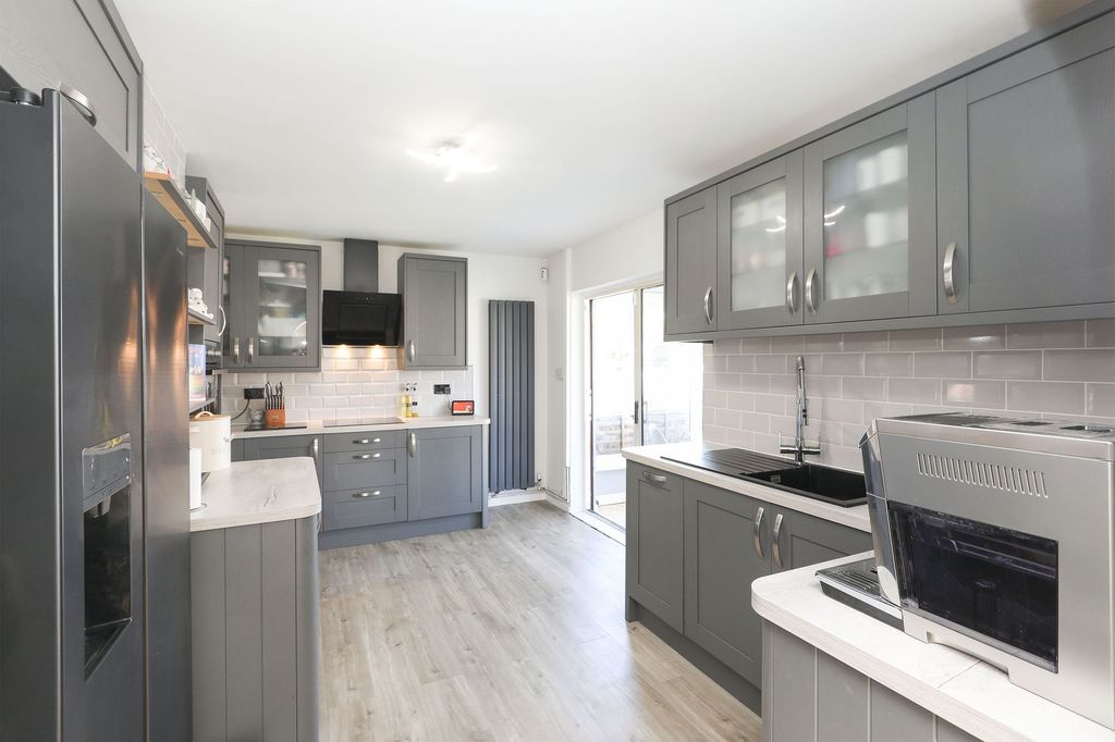 Property photo 2 of 31