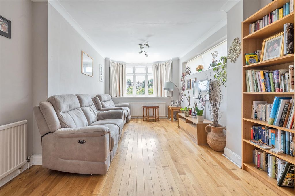 Property photo 3 of 28 Abbotsford Gardens, Ig8