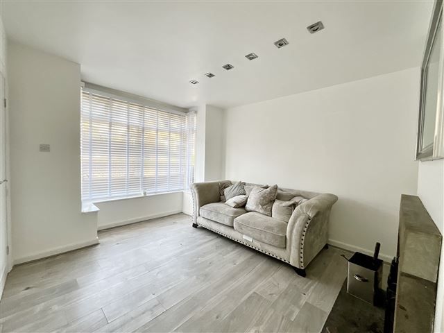 Property photo 3 of 16 Lounge