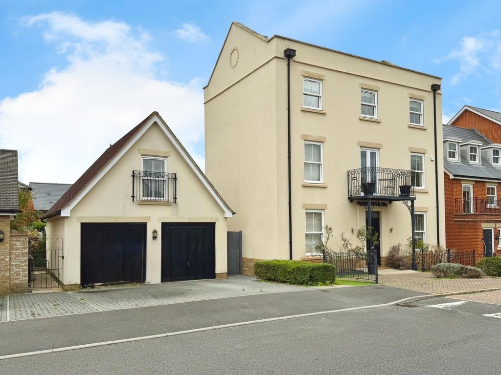 Property photo 1 of 32 Ewemove Estate Agents Basingstoke - Rockbourne Roa