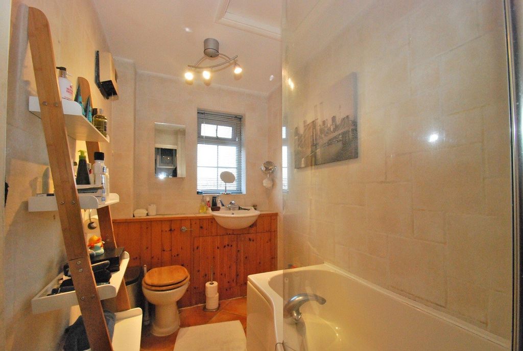 Property photo 2 of 6 Bathroom