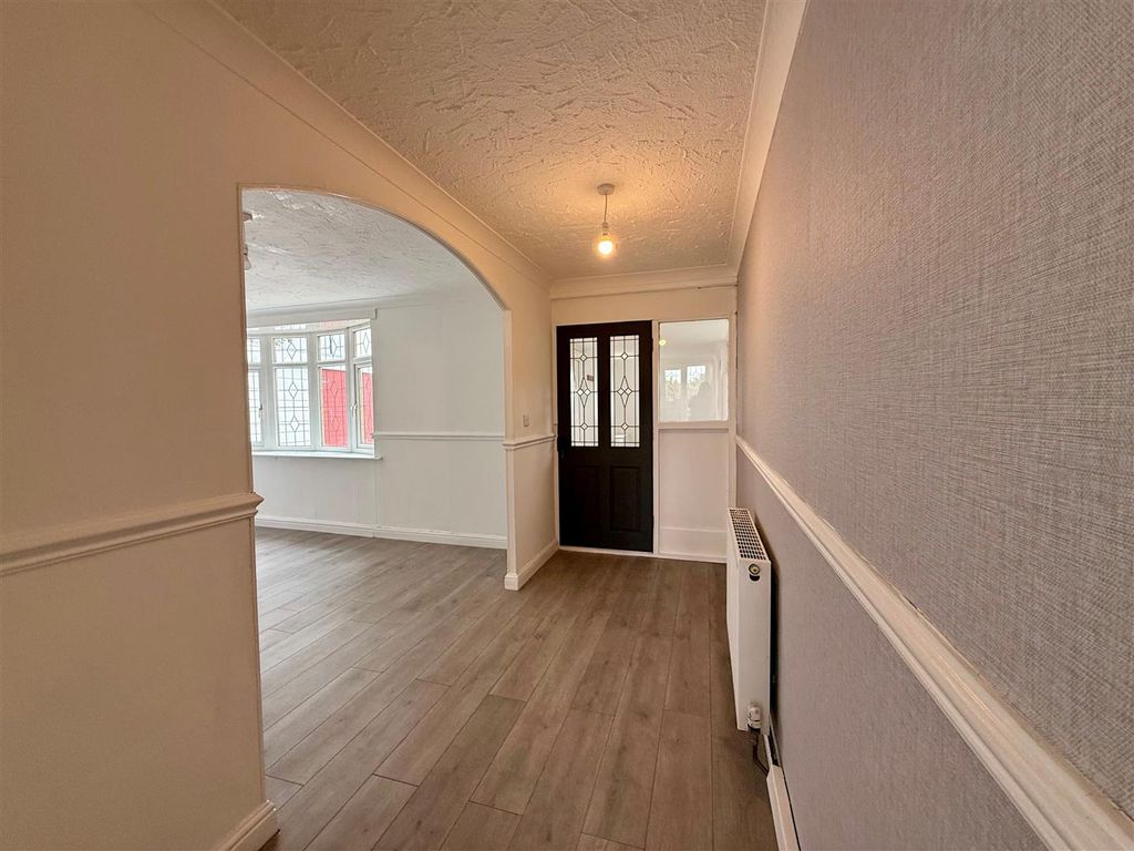 Property photo 3 of 10 Entrance Hallway.Jpg