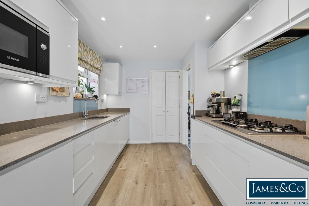 Property photo 3 of 20 42Woodviewroadn