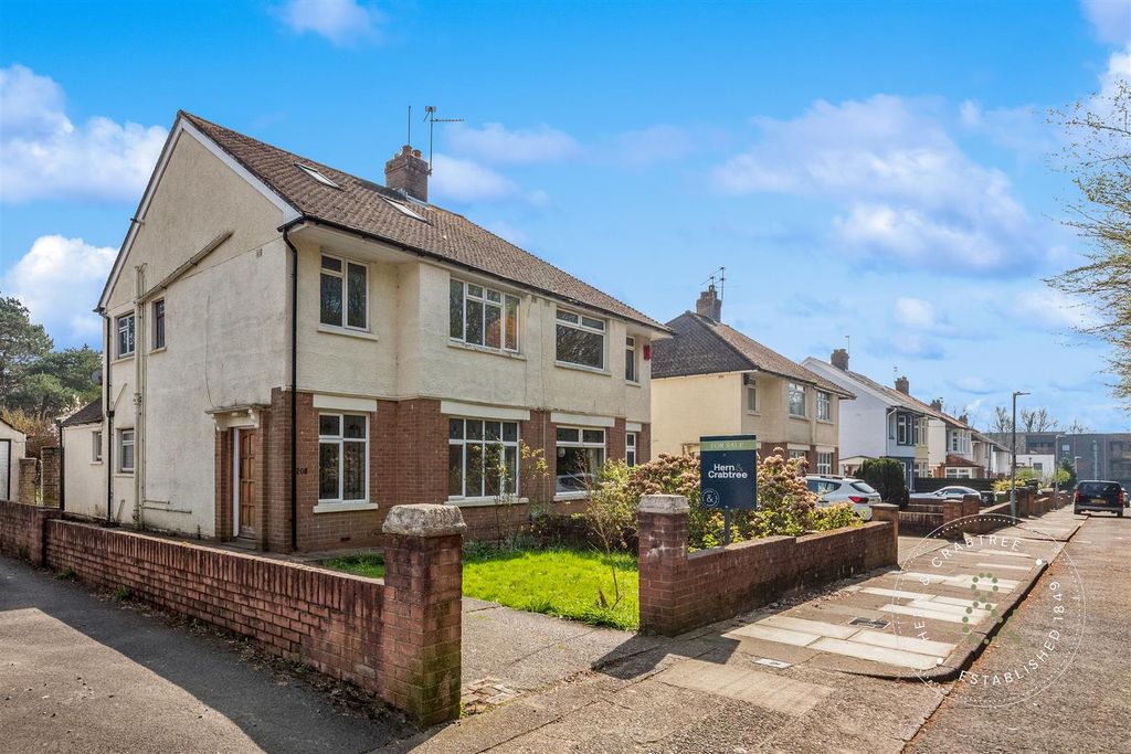 Property photo 1 of 33 King-George-V-Drive-East-31.Jpg