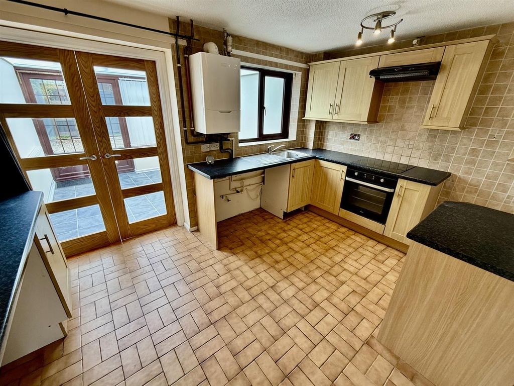 Property photo 3 of 9 Kitchen