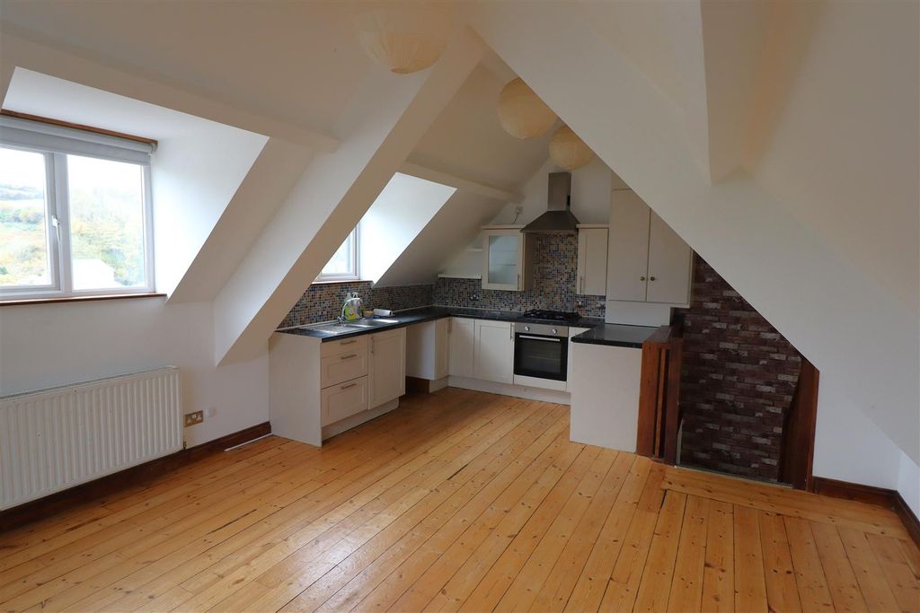 Property photo 3 of 6 Lounge 2