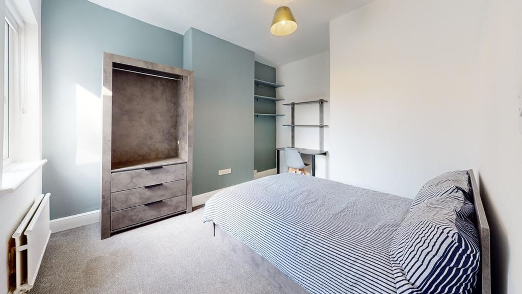 Property photo 2 of 33 A Spacious And Bright Double Bedroom Featuring Mod...