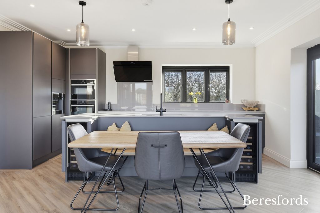 Property photo 2 of 42 Picture No. 23