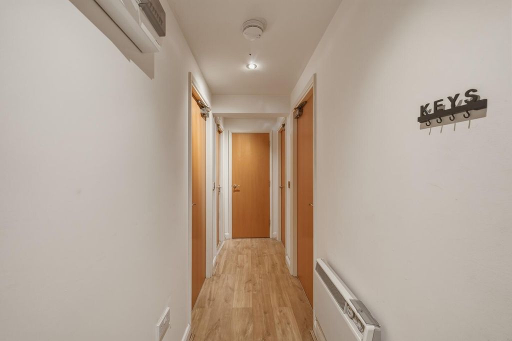 Property photo 2 of 11 Hallway