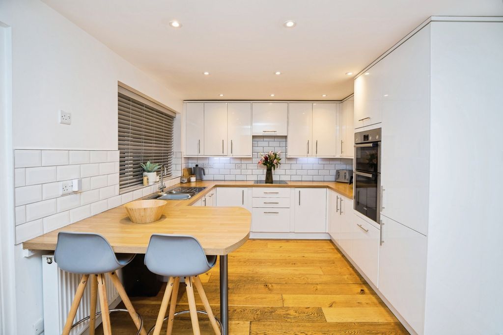 Property photo 3 of 25 Kitchen/Dining Area