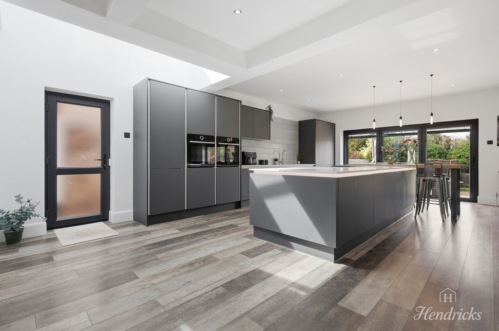 Property photo 2 of 39