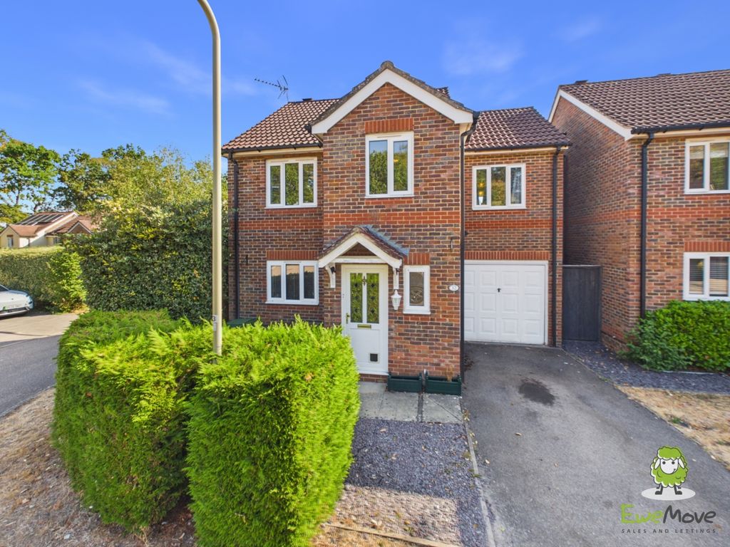 Property photo 1 of 18 Ewemove Estate Agents Basingstoke