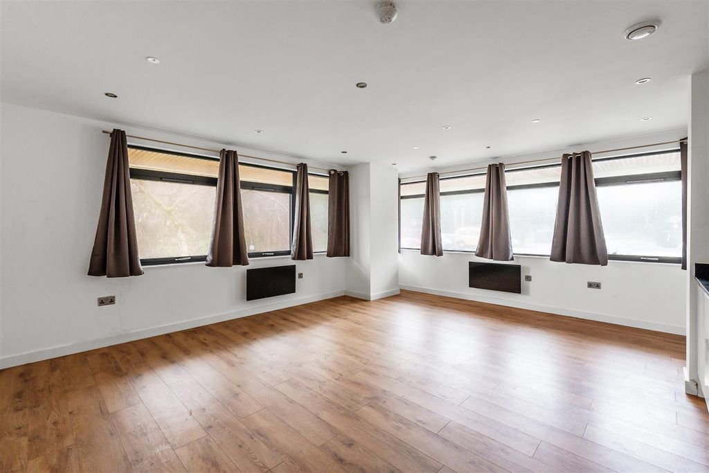 Property photo 2 of 10 21-Deepdene-House-2.Jpg