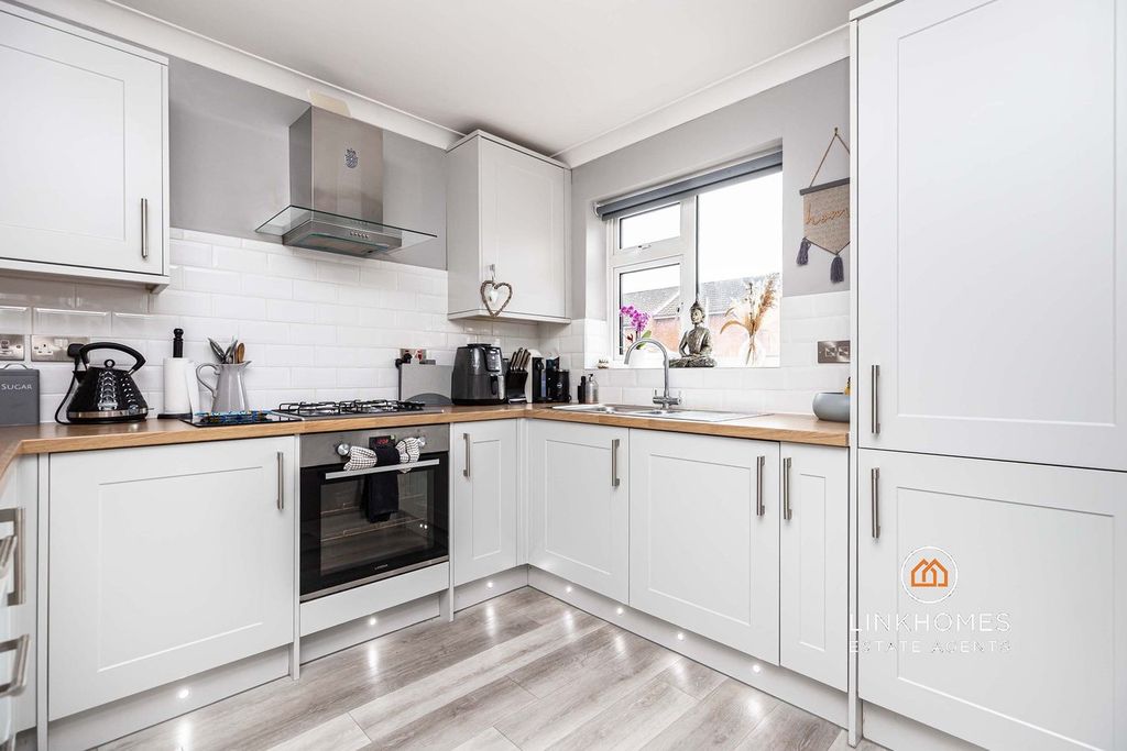 Property photo 2 of 21