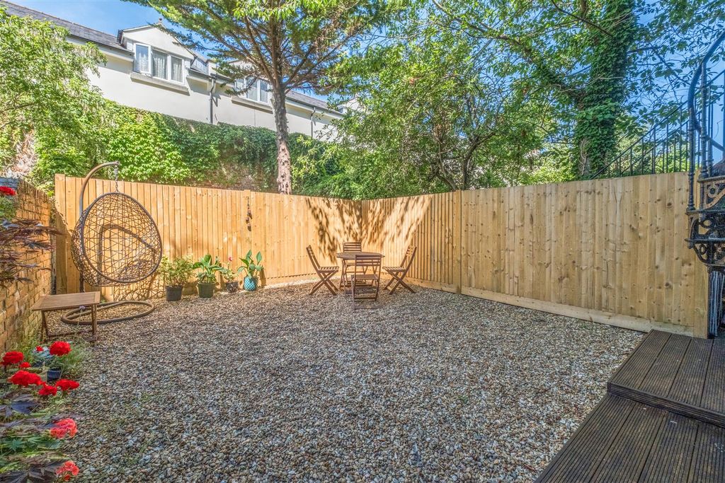 Property photo 3 of 20 6 Cromwell Road-7.Jpg