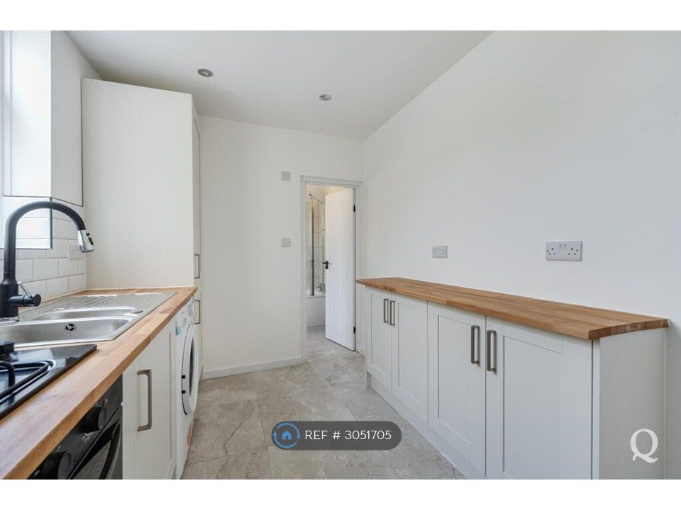 Property photo 3 of 11 Kitchen 2