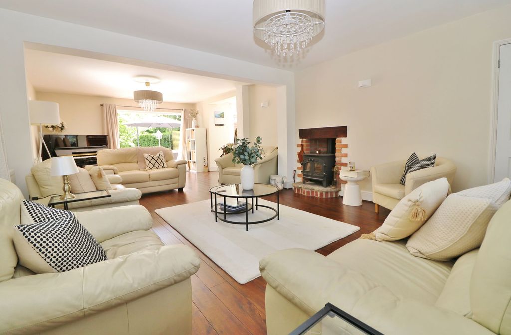 Property photo 2 of 31