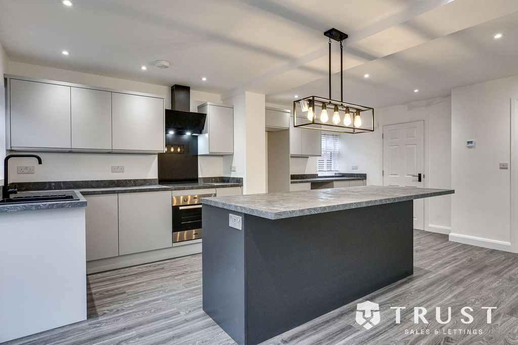 Property photo 2 of 37