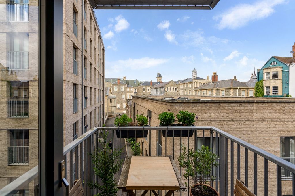 Property photo 2 of 11 Balconies