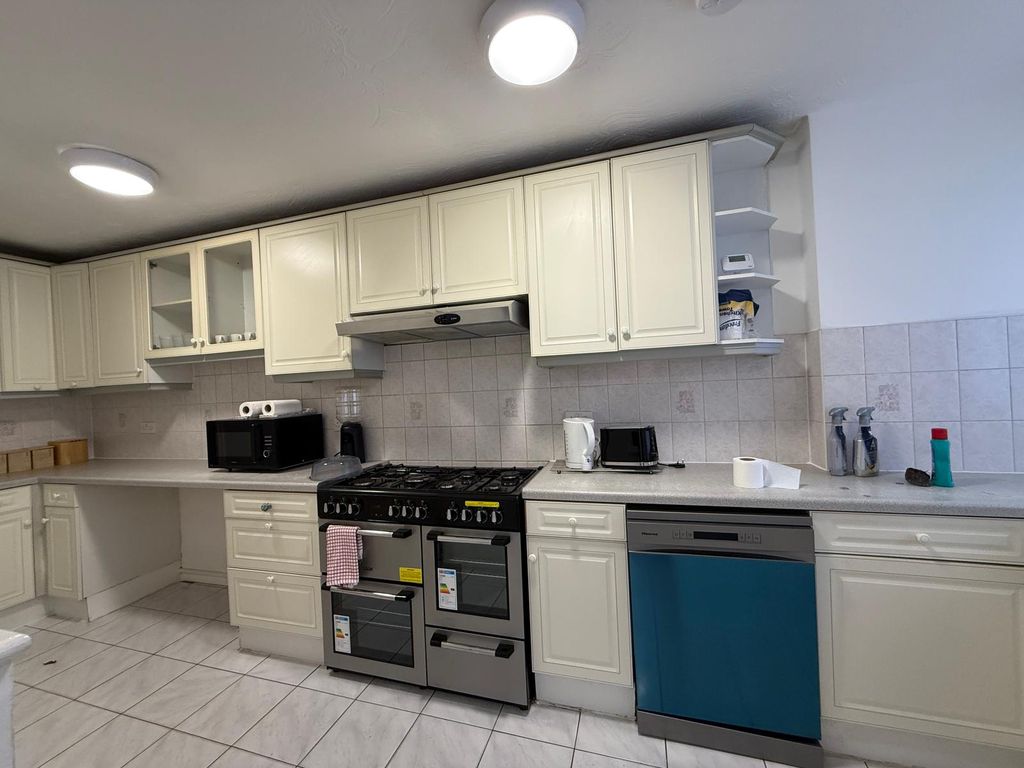 Property photo 1 of 23 Spacious 6-Bedroom Home With Gardens, Driveway, And Multiple Living Areas