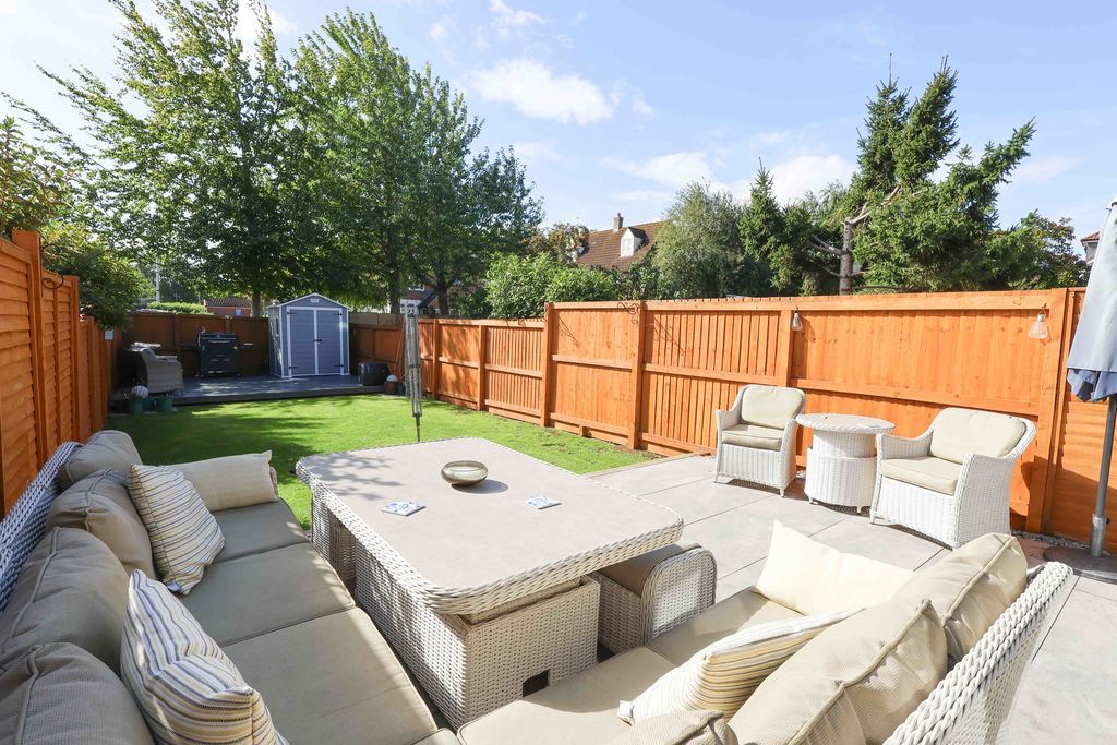 Property photo 3 of 17 Garden